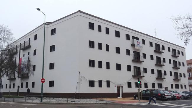 Imagen antes - Cambio de cara del antiguo cuartel tras la rehabilitación, visto desde la esquina de la calle Puente Colgante y la avenida de los Reyes Católicos.