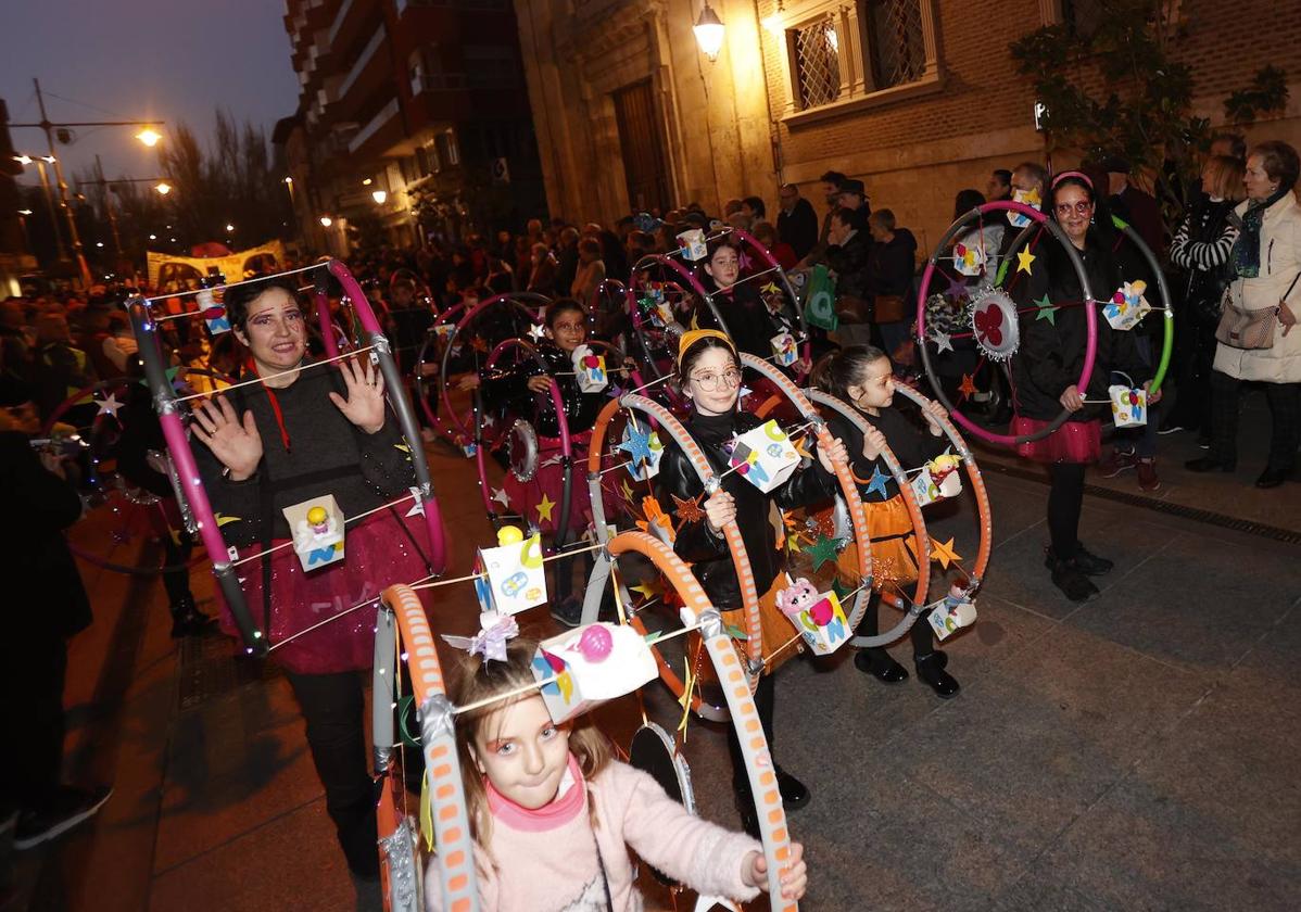 Desfile de disfraces del año pasado por la Calle Mayor.