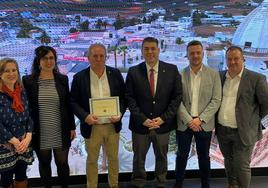 Entrega del premio a los representantes de Ampudia en Fitur.