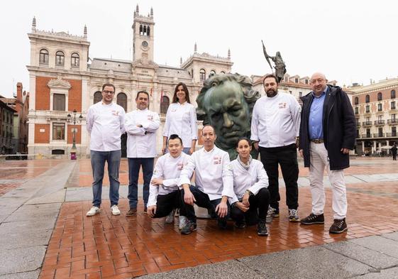 Los cocineros Teo Rodríguez (Trasto), Jiale Pan (Jiapan), Antonio González (Los Zagales), junto a los concejala, Blanca Jiménez; y sus compañeros Pilar Martín y Víctor Vaquero (Vables), David Miranda (Las Kubas) y el presidente de la Apeh, Jaime Fernández. Alberto Mingueza