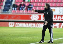 Ramsés, entrenador de la Gimnástica Segoviana, da instrucciones desde la banda.