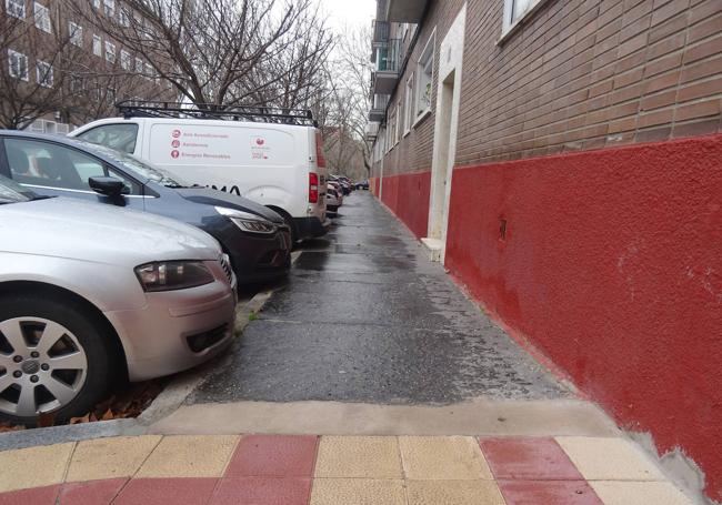 Tramo de brea de la calle Hernán Cortés, al borde del adoquinada durante la reforma de la avenida de los Reyes Católicos.