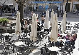 Terraza en la avenida del Acueducto.