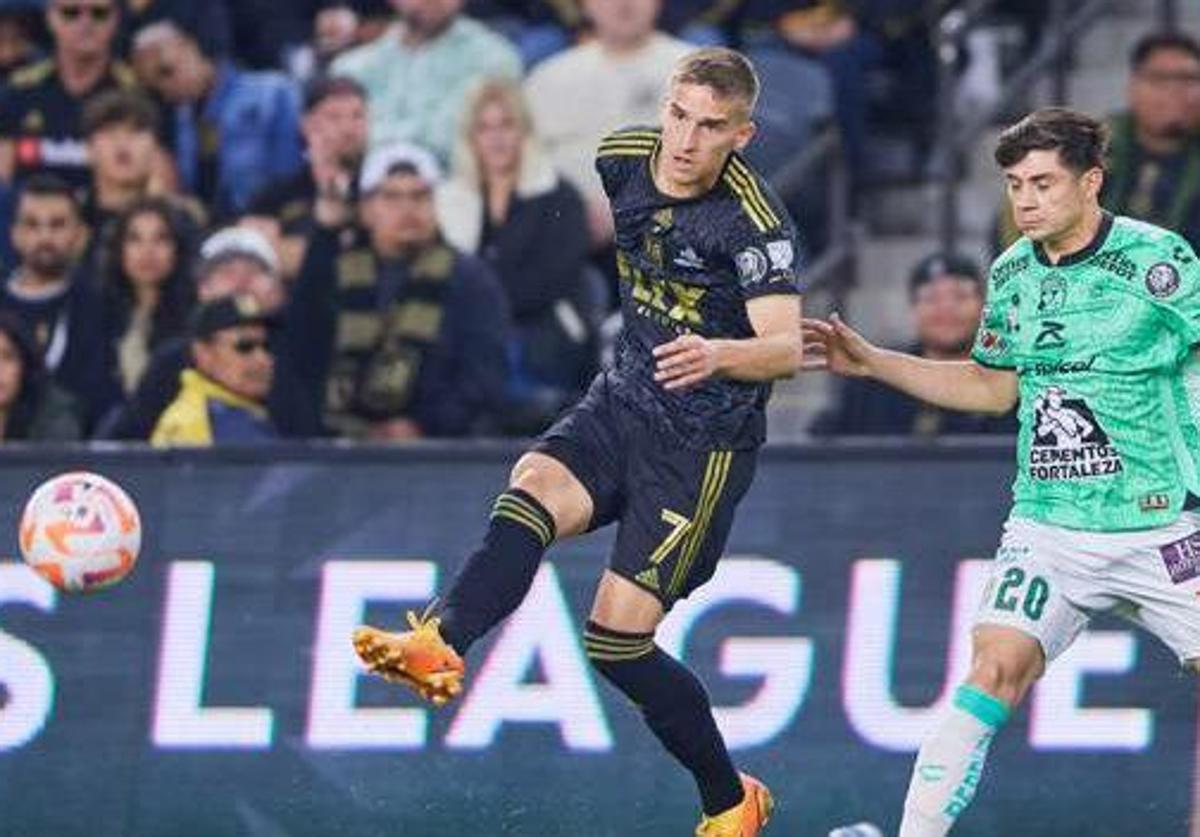 Stipe Biuk pasa el balón, durante un partido con Los Angeles FC