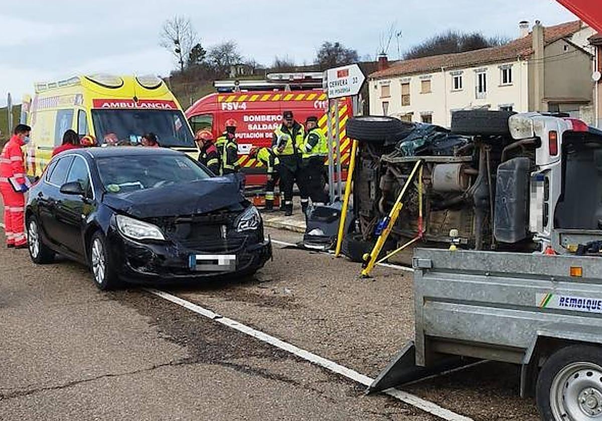 Bomberos, Guardia Civil y servicios sanitarios intervienen en el accidente, este viernes por la mañana.