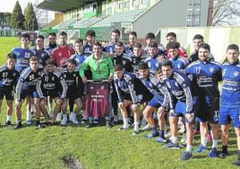 Javi Marcos posa con la camiseta de la Gimnástica Segoviana y con sus ya excompañeros del primer equipo.