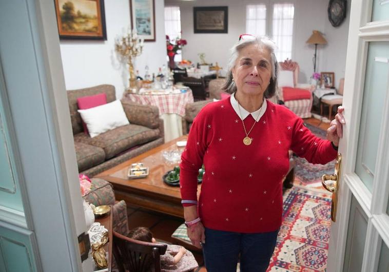 Marciana en el salón de su casa del pueblo, decorada con muebles reciclados.