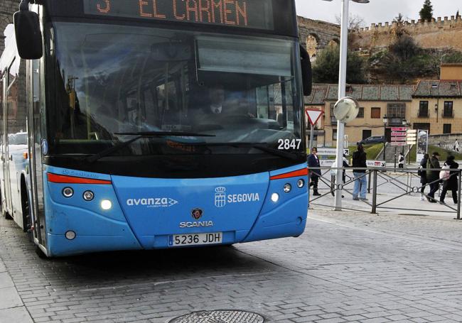 Un autobús circula estos días por la avenida Padre Claret, donde se aprecian baches pese a las obras recientes.