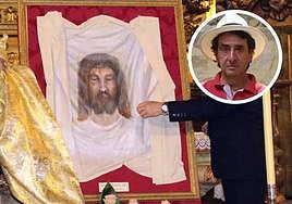 El pintor Julio Arranz y presentación del Paño de la Verónica en 2018.