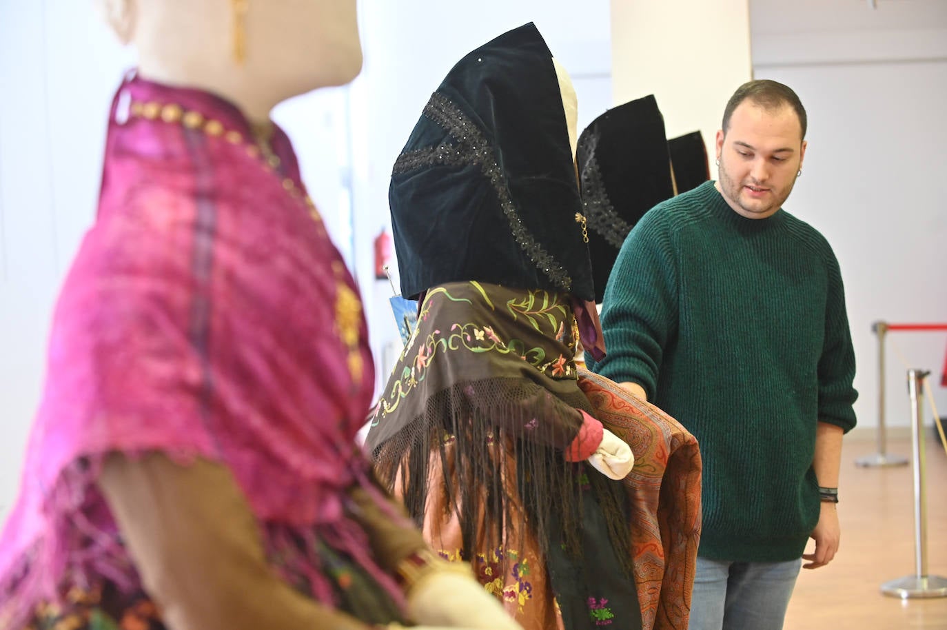 Víctor Cubillo acicala varios de los trajes que pueden verse en la muestra.