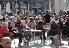 Los vallisoletanos disfrutan en las terrazas de los bares con el mes de febrero a la vuelta de la esquina