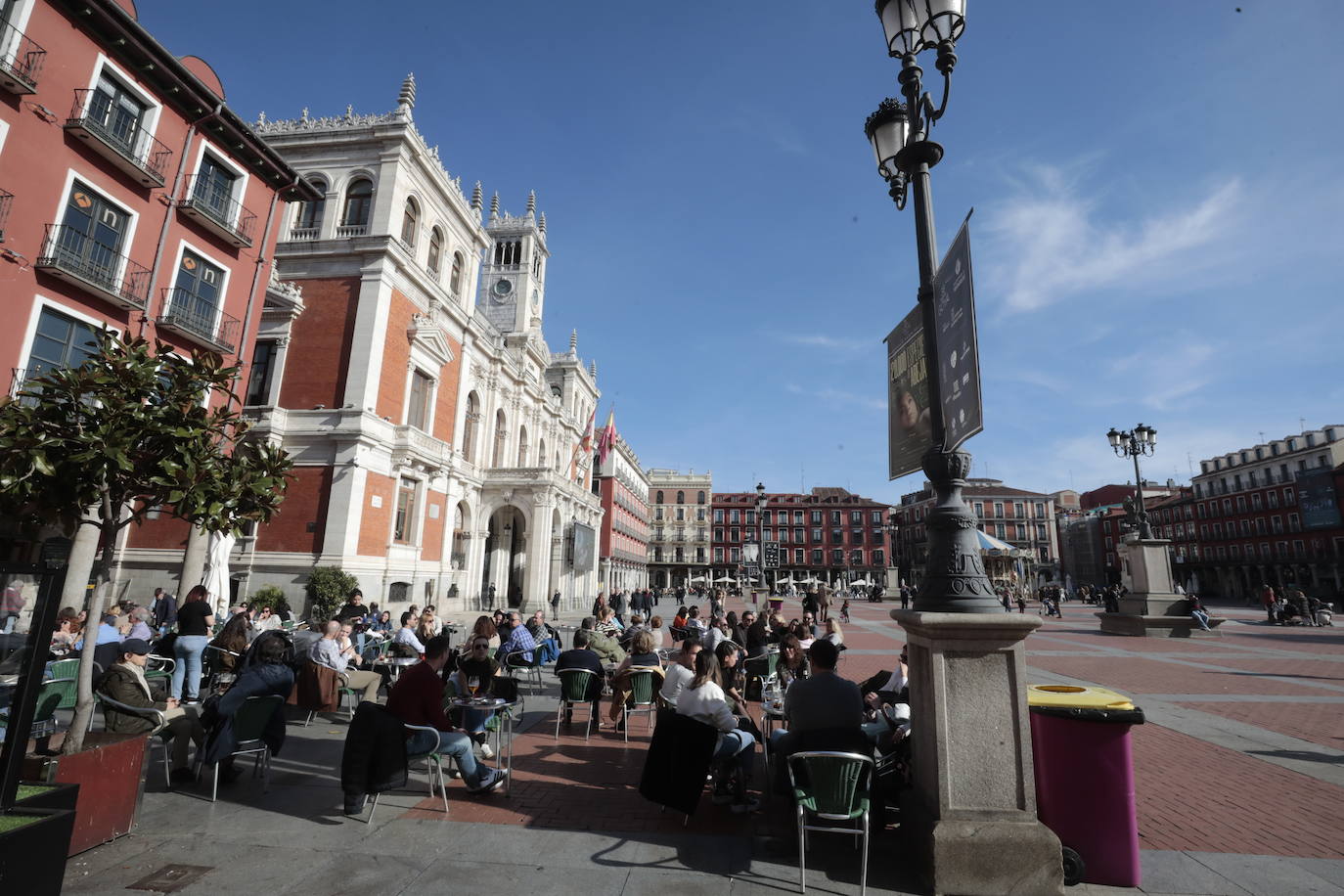 Las imágenes con las terrazas a rebosar en la Plaza Mayor