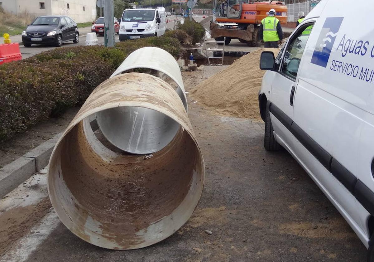 Reparación de un reventón en el 'anillo mil', junto a San Agustín, en 2016.