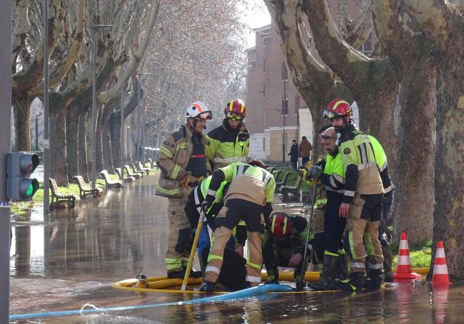 Bomberos y operarios trabajan en el lugar dle reventón.