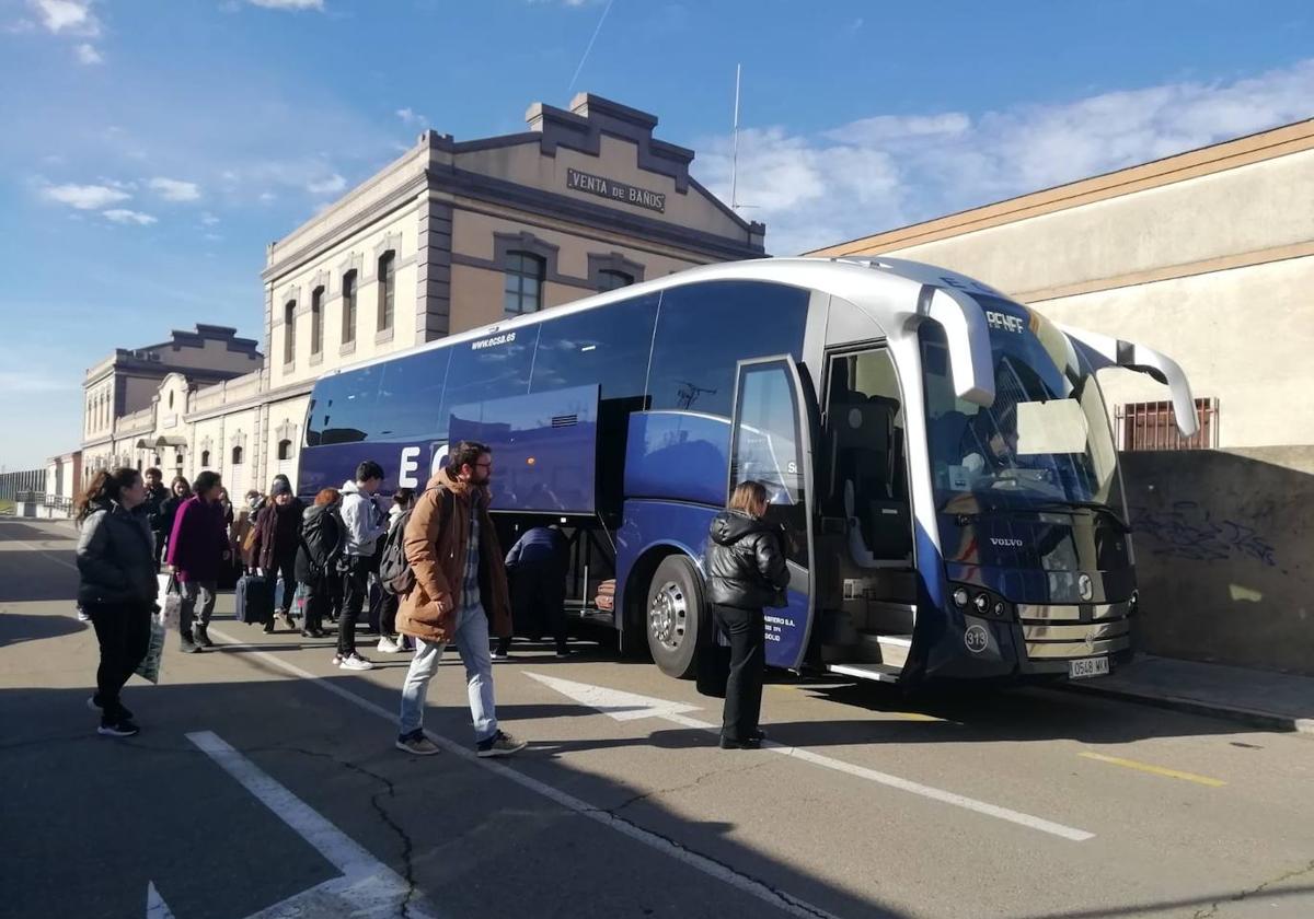 Los viajeros suben al autobús ofrecido como alternativa de transporte en Venta de Baños.