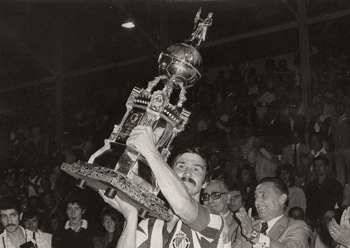 Juan Ramón Docal levanta el Trofeo Ciudad de Valladolid