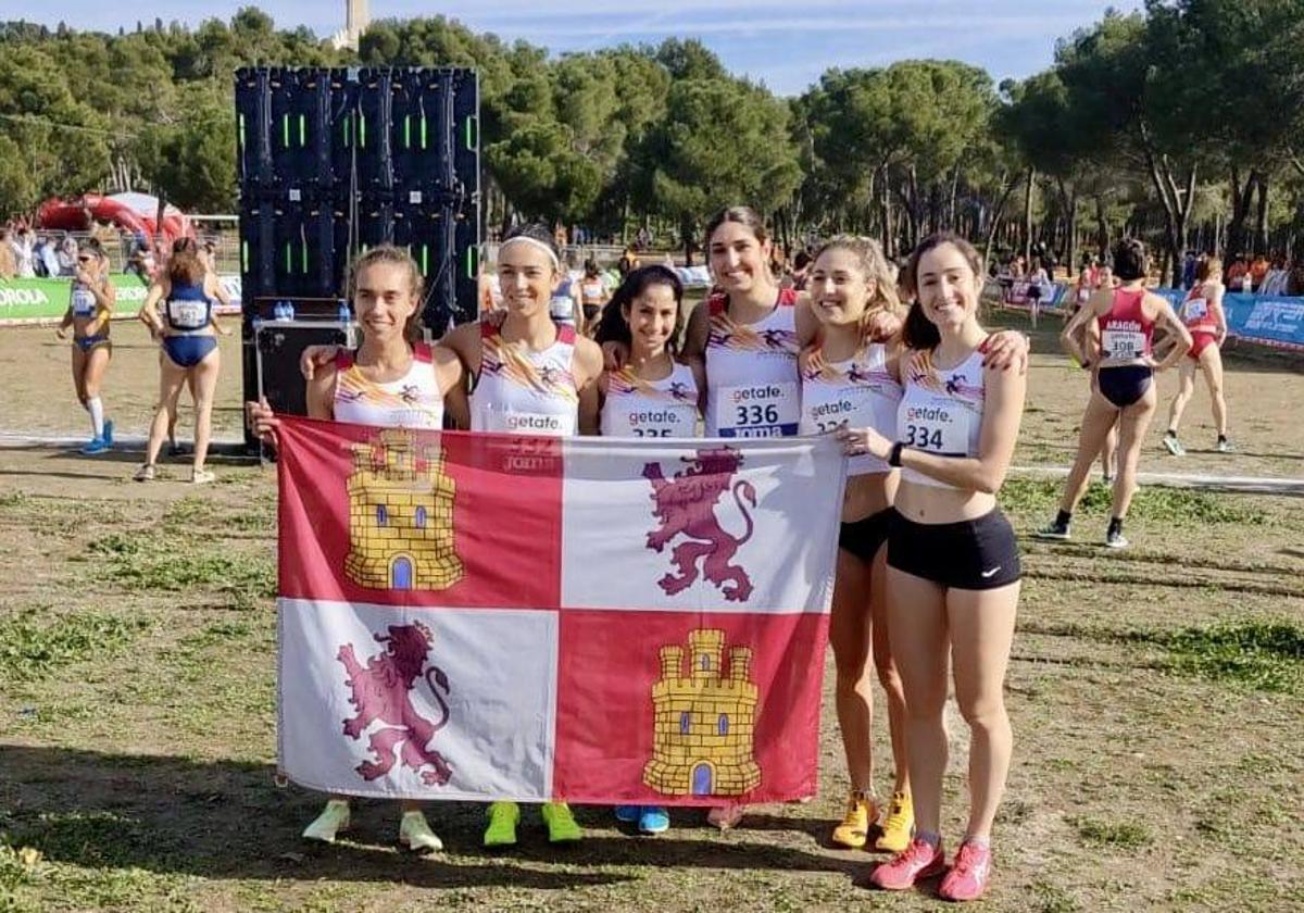 La selección femenina de Castilla y León de Campo a Través celebra la segunda posición en Getafe, con la palentina Carla Gallardo, segunda por la derecha.