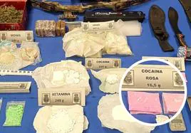 Sustancias intervenidas en el domicilio de los sospechosos en La Cistérniga y detalle de la cocaína rosa incautada.