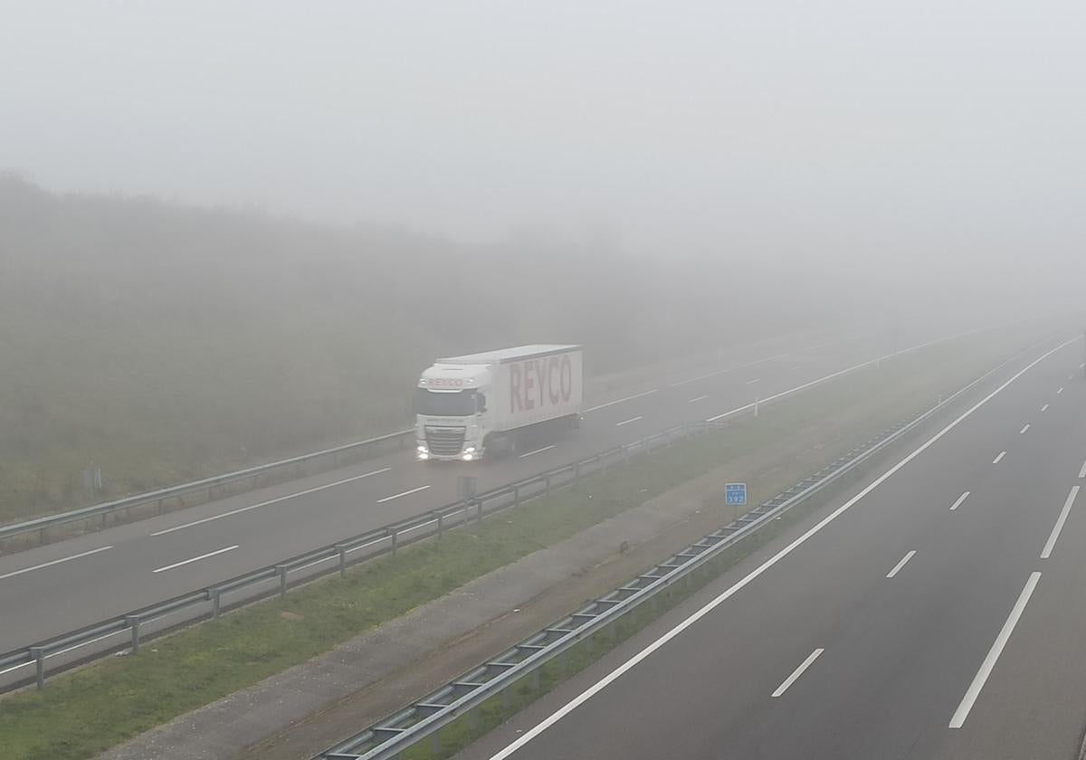 Niebla en una carretera de El Bierzo.