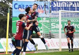 Los jugadores de la Segoviana celebran el segundo gol en Villanueva de la Serena.