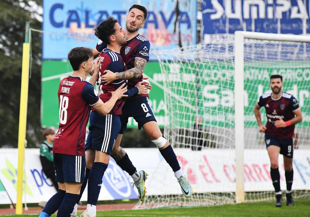 Los jugadores de la Segoviana celebran el segundo gol en Villanueva de la Serena.