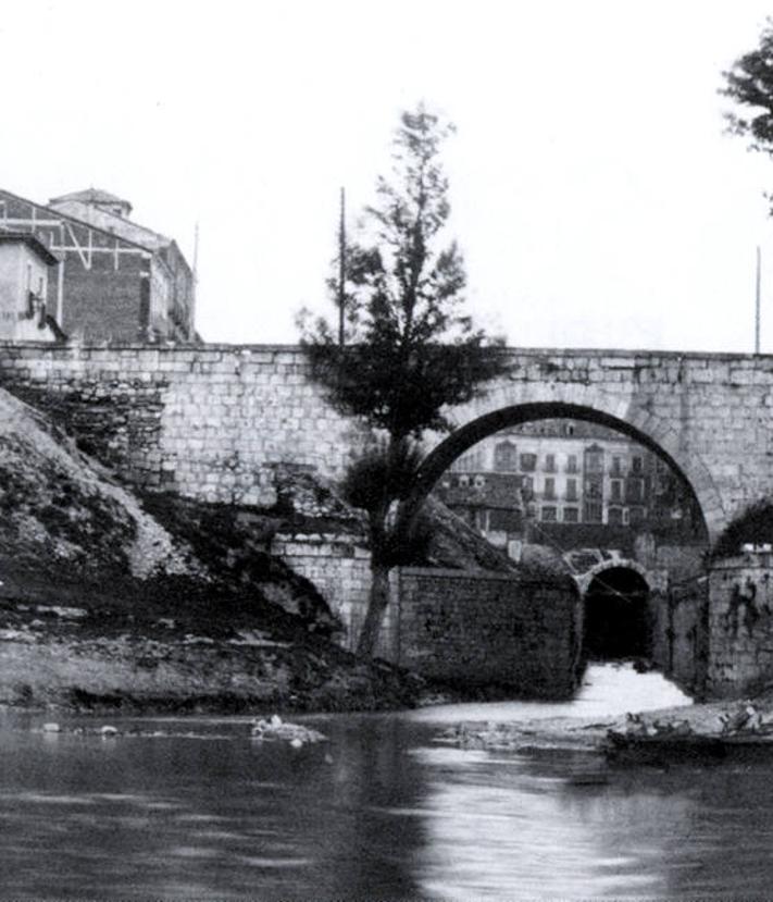 Imagen secundaria 2 - El río en su recorrido por la zona de Paraíso, la calle Don Sancho en las inundaciones de 1936 y el Puente del Cubo o del Espolón.