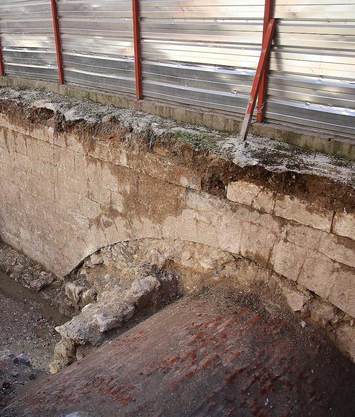 Imagen secundaria 2 - Galería del brazo Norte existente por debajo de la calle Sandoval, arcos de la tercera cerca en el Prado de la Magdalena, actualmente en el parque de los Viveros y lateral occidental del puente de las Carnicerías y la galería de encauzamiento.