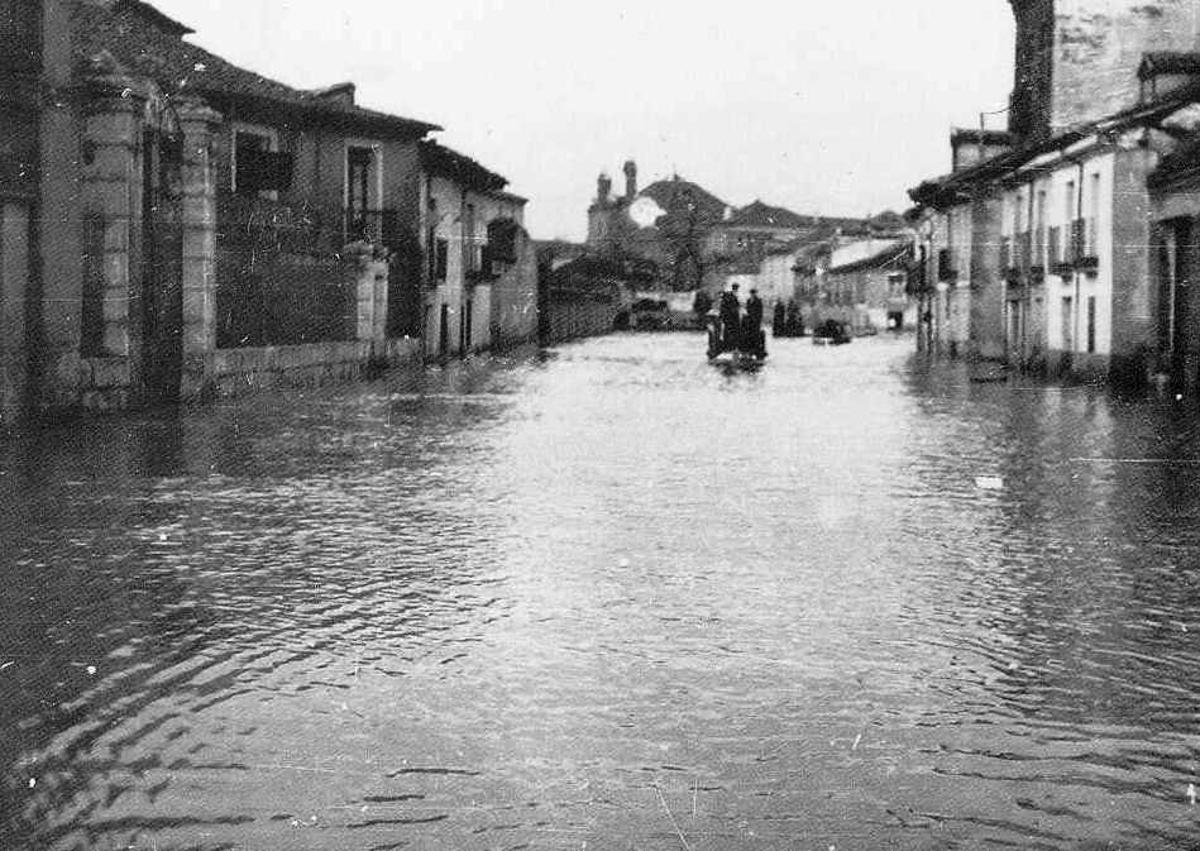 Imagen secundaria 1 - El río en su recorrido por la zona de Paraíso, la calle Don Sancho en las inundaciones de 1936 y el Puente del Cubo o del Espolón.