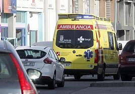 Ambulancia traslada al herido al Hospital General de Segovia.