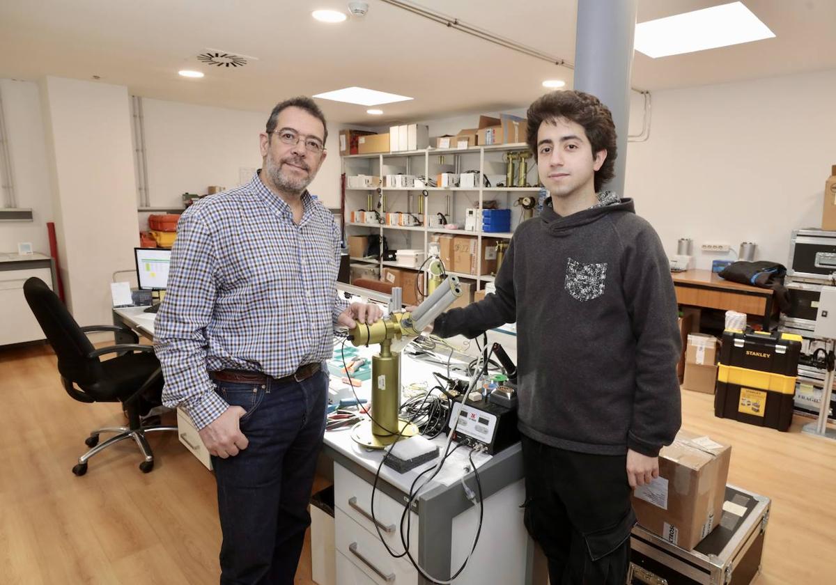 Abel Calle y Javier Gatón, en el taller del Grupo de Óptica Atmosférica de la UVa con un fotómetro solar CIMEL