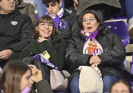 Dos aficionadas blanquivioletas en los momentos previos al encuentro