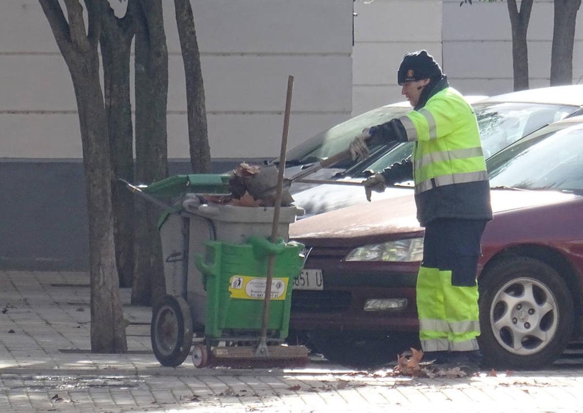 Imagen secundaria 1 - Arriba, labores de limpieza del carril bici del paseo del Cauce. Debajo, a la izquierda, un operario limpia la calle Jacinto Benavente. A la derecha, precinto al borde de las obras que cierra uno de los pasos peatonales entre esta última calle y el paseo del Cauce.