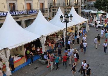 Las ferias recogen firmas para seguir en la avenida del Acueducto