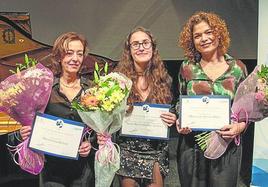 Nuria Sánchez (centro), con María Calvo y María José Arenas.