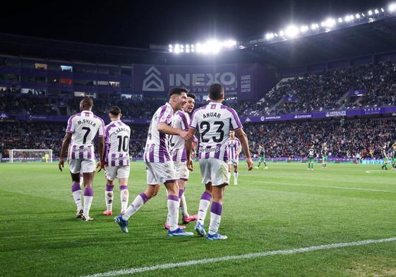 Los jugadores celebran uno de los tres goles que marcaron ante el Racing.