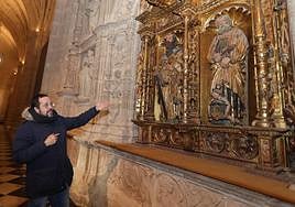 Rubén Fernández muestra a San Pedro y San Pablo en el retablo de Juan Ortiz 'El Viejo' de la Catedral.