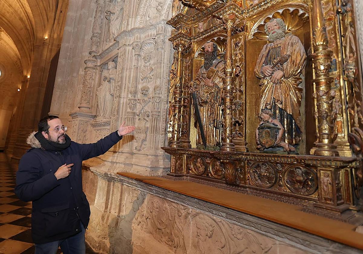 Rubén Fernández muestra a San Pedro y San Pablo en el retablo de Juan Ortiz 'El Viejo' de la Catedral.