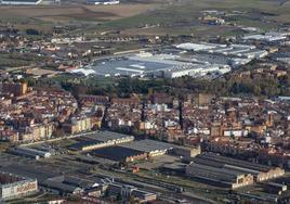 Vista aérea de los talleres de Renfe en Farnesio, en la parte interior de la imagen. Al fondo, planta de Iveco (año 2020).