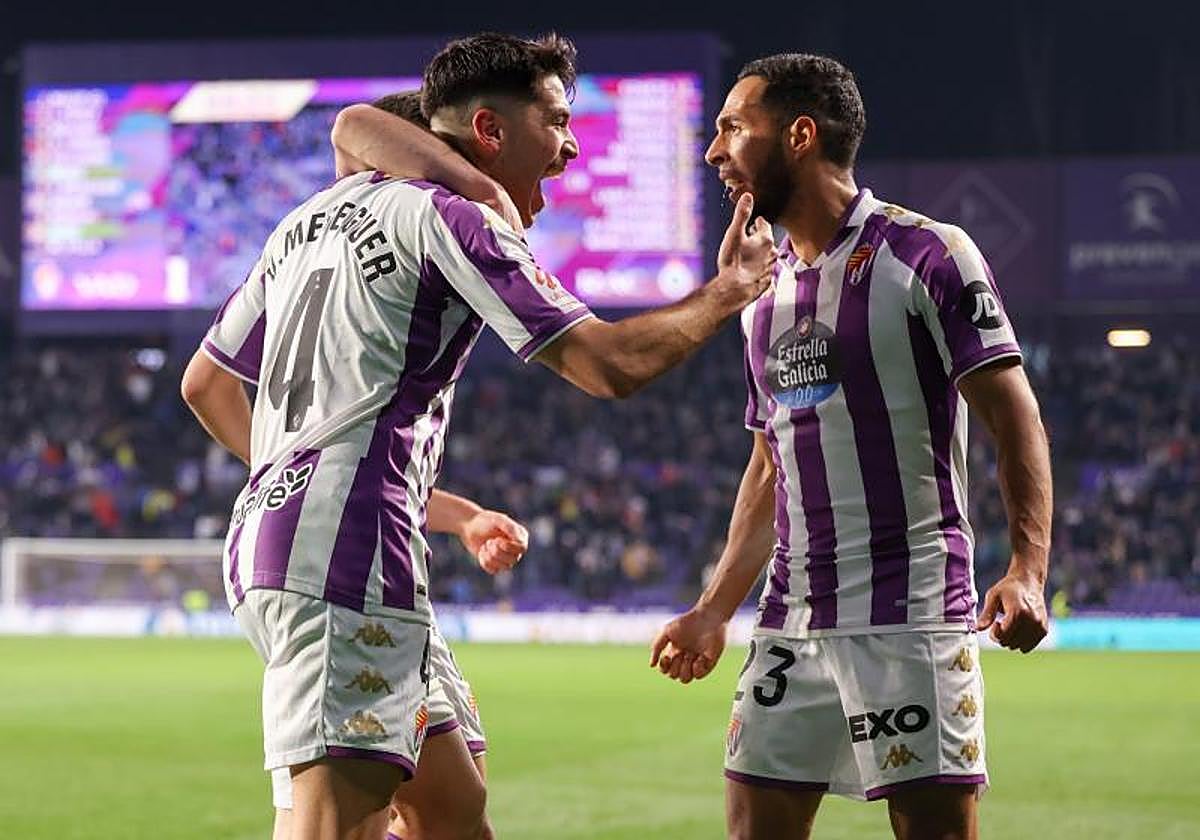 Víctor Meseguer (izquierda) celebra un gol con Anuar.