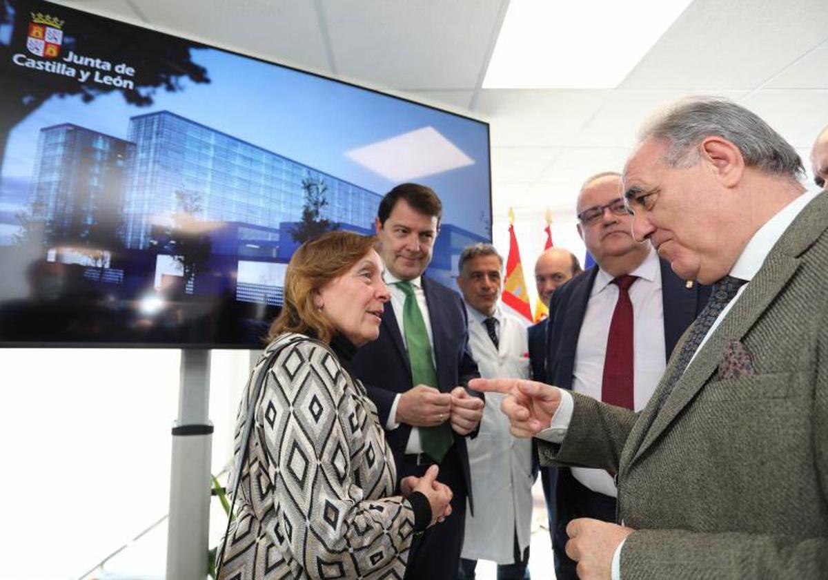 La presidenta de la Asociación del Cáncer conversa con el delegado de la Junta en Palencia, en presencia del presidente de la Junta y el consejero de Sanidad.