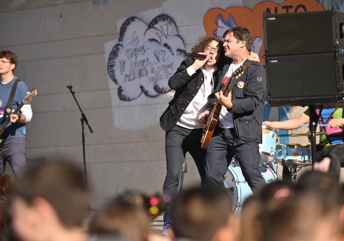 El grupo Happening canta &#039;Alto el fuego&#039; en la plaza de la Solidaridad