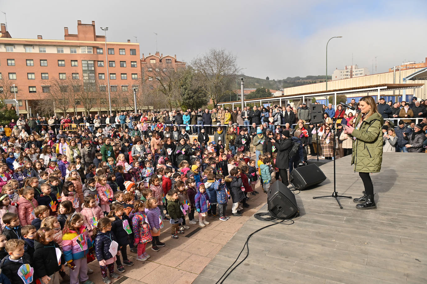 El grupo Happening canta &#039;Alto el fuego&#039; en la plaza de la Solidaridad