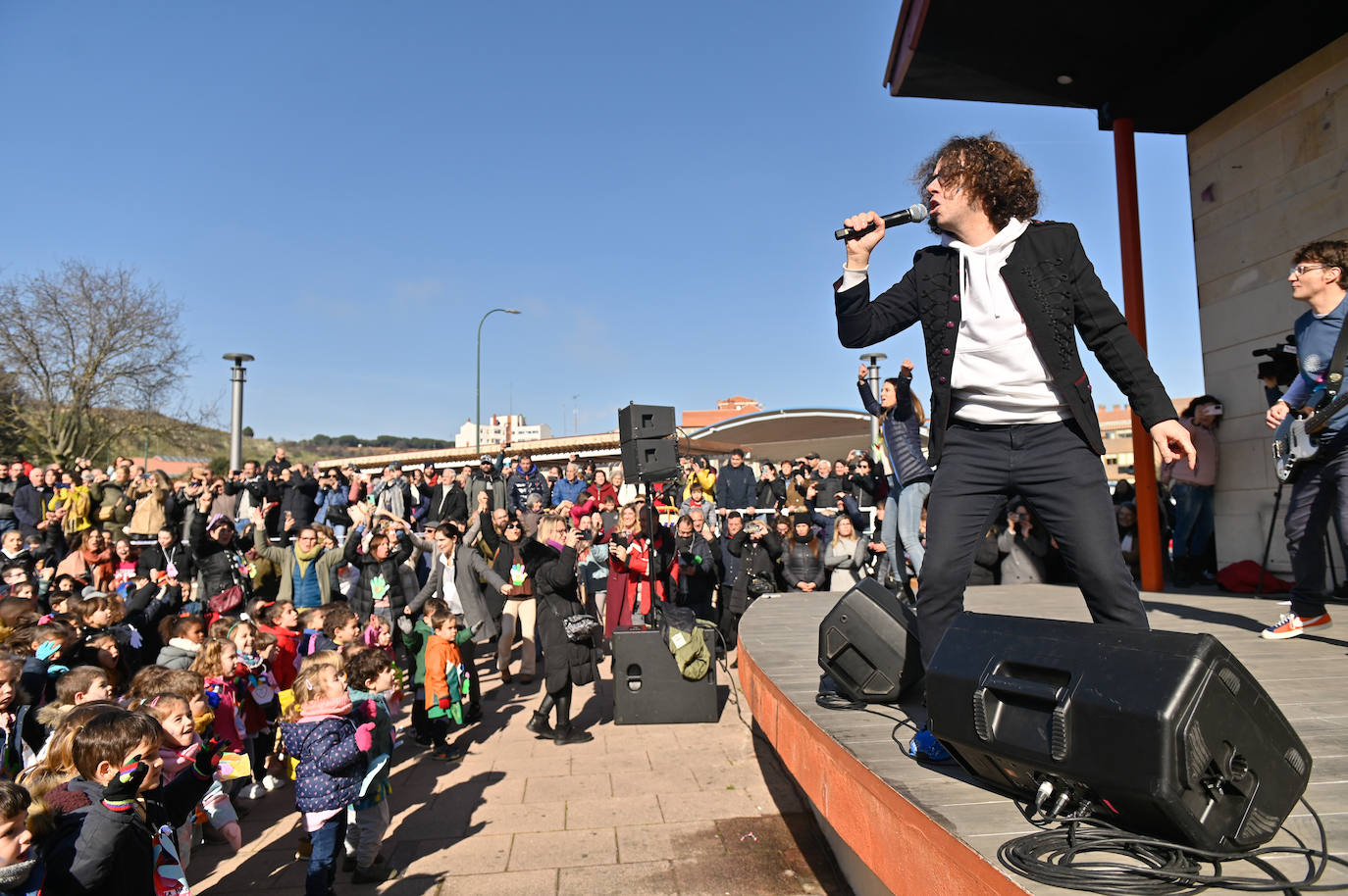 El grupo Happening canta &#039;Alto el fuego&#039; en la plaza de la Solidaridad