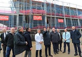 El presidente de la Junta visita las obras del nuevo bloque técnico del Hospital de Palencia.