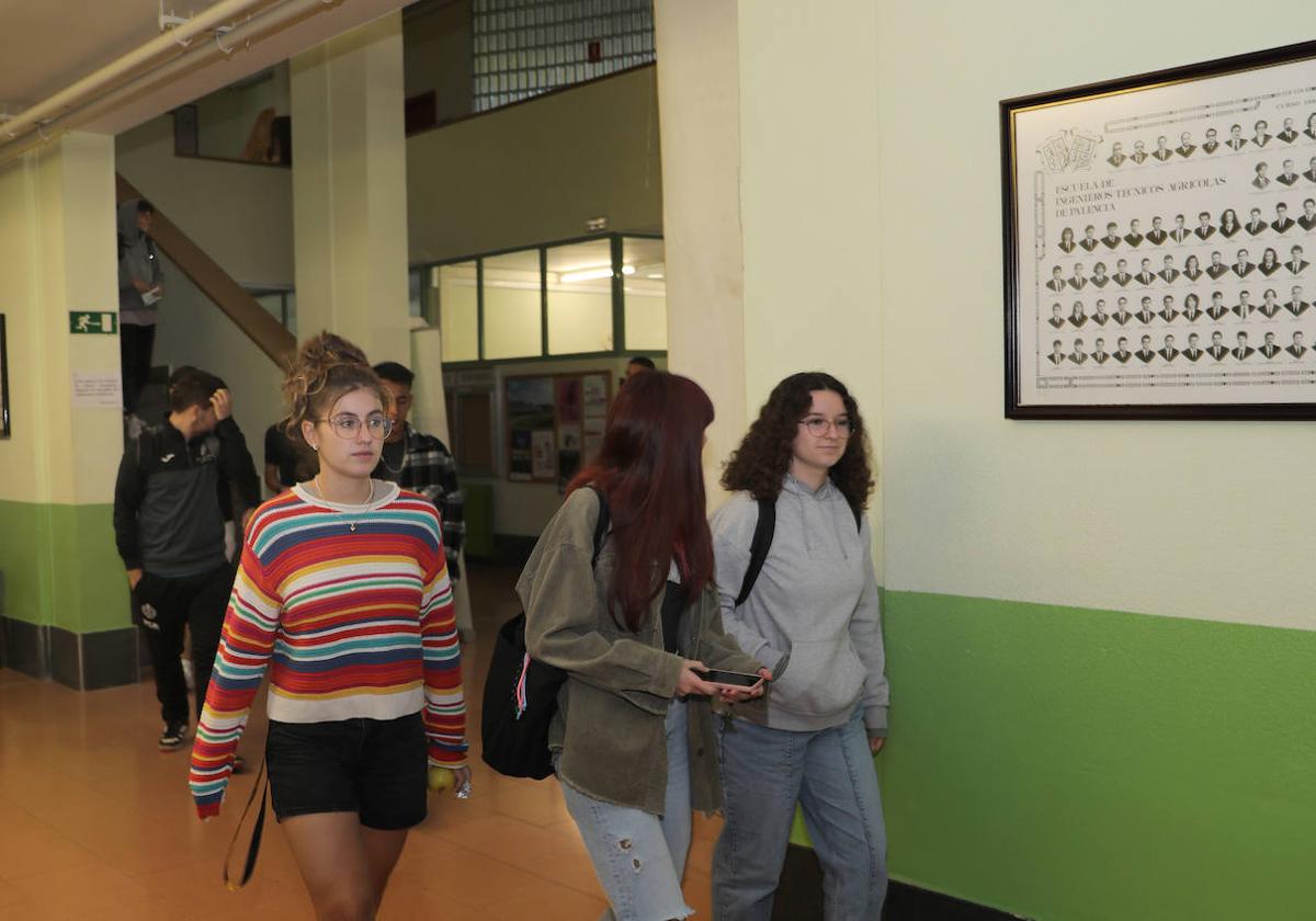 Alumnos en el edificio verde de Agrarias del campus de Palencia.