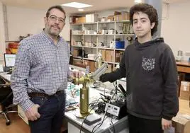 Abel Calle y Javier Gatón, en el taller del Grupo de Óptica Atmosférica de la UVa con un fotómetro solar CIMEL