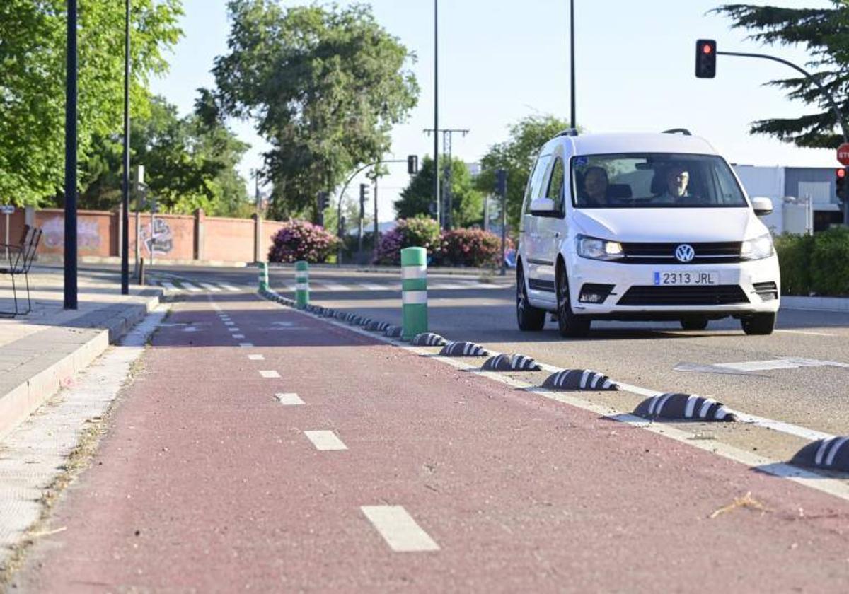 Carril bici junto a la rotonda de la avenida Zamora con Arcas Reales.