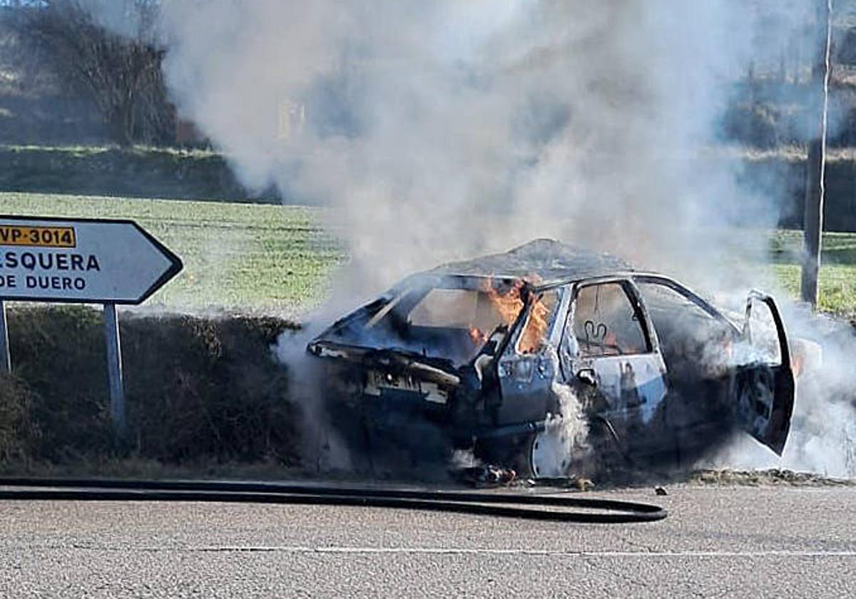 Un muerto al salirse de la carretera y arder un coche en Piñel de Abajo