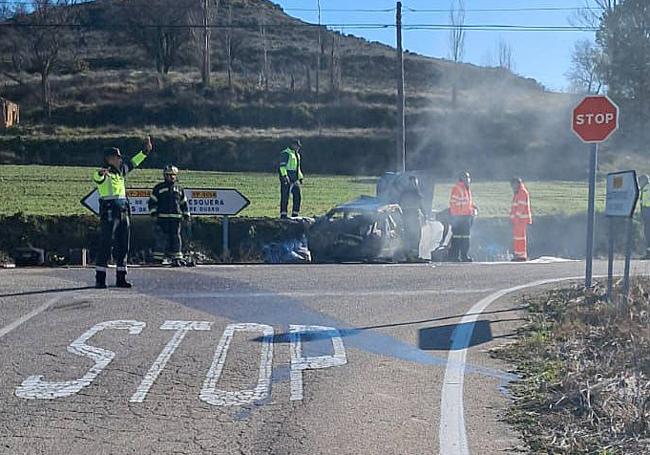 Los servicios de emergencia trabajan en el lugar del siniestro.