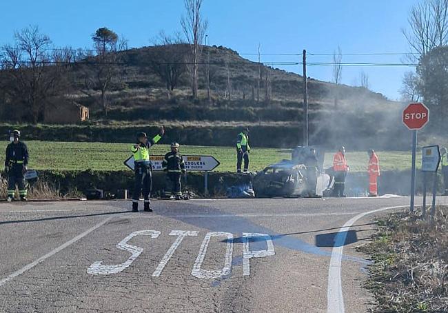 Recta final de la carretera de Castroverde con el cruce de la carretera en la que se produjo el accidente.